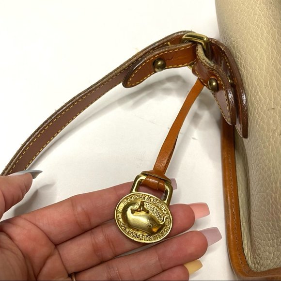 Dooney & Bourke Vintage 80s Essex Saddle Ivory Tan Pebble Leather Cross Body Bag - Picture 6 of 16